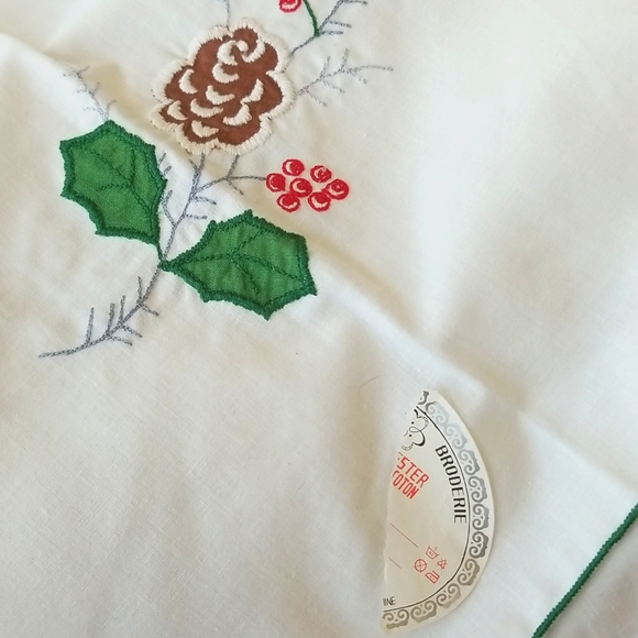 Vtg Christmas Tablecloth & Napkins Set - Picture 8 of 10